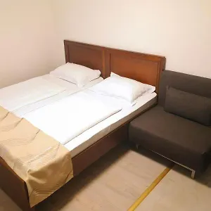 B&B Zender, Bucureşti